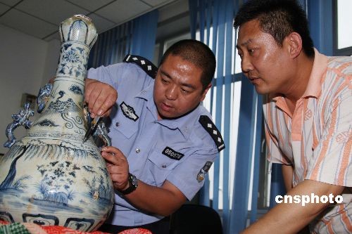 图问:北京警方破获利用假古董诈骗案