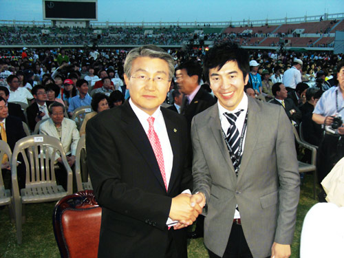 孙铁麟先生与韩国浦项市长朴承浩先生