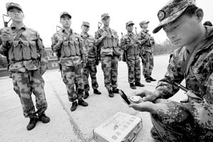 边防战士展示他们携带的巡逻作业箱
