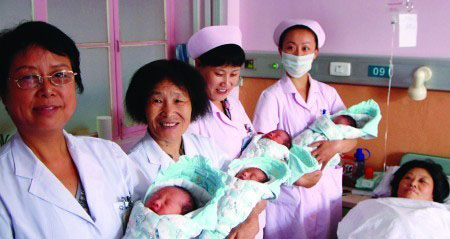 孕妇产下四胞胎总重20斤 机率为70万分之一