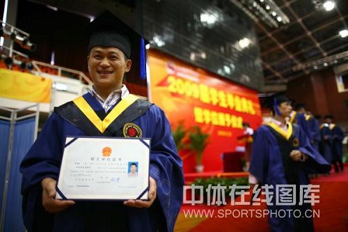 图文:张国政硕士毕业 张国政展示毕业证-搜狐体育