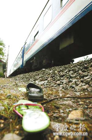 2005年8月16日，北碚火车站火车撞人现场残留的遗物。（资料图片）