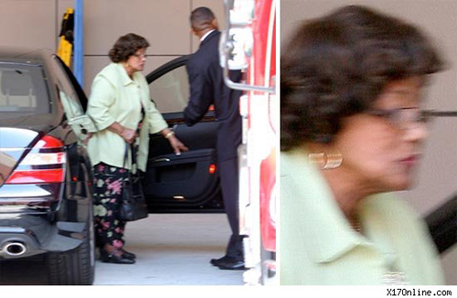 迈克尔-杰克逊的母亲赶往医院