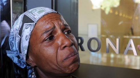 一名自称曾得到杰克逊救助的非裔妇女在医院门口悲伤落泪