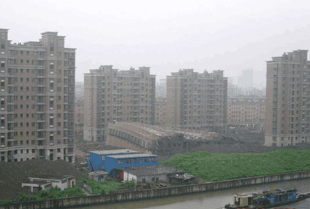 上海13层在建住宅楼整体倒塌 一装修工