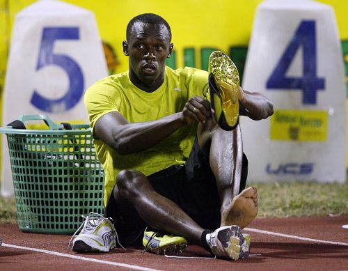 图文:牙买加田径选拔赛 博尔特穿上战靴