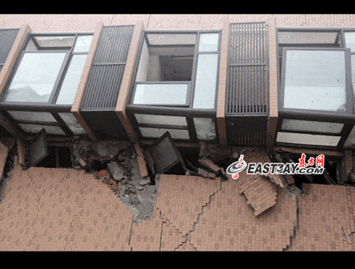 图片说明：事发现场，整幢楼倒塌。（东方网记者曹磊/图）
