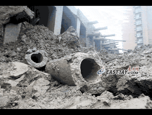 图片说明：事发现场，塌楼破碎的地基。（东方网记者曹磊/图）