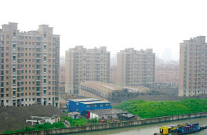 上海闵行区一幢13层在建商品楼倒塌现场。