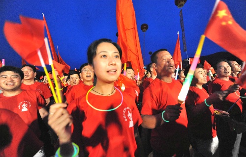 贵阳息烽县举办星火传递活动 数万群众唱红歌