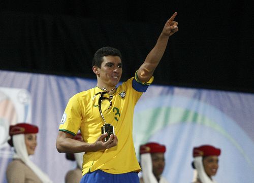 组图:巴西庆祝联合会杯第三冠 卢西奥高举金杯
