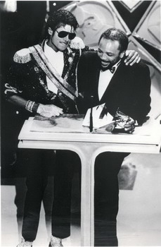 1983 年的格莱美颁奖典礼上的迈克尔・杰克逊和昆西