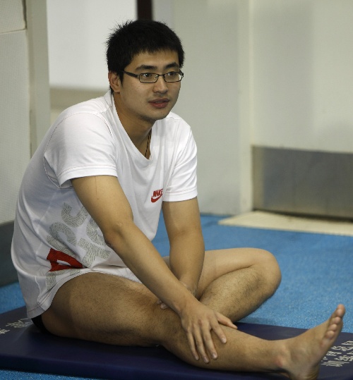 图文:中国游泳队备战世锦赛 吴鹏按摩右腿