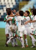 图文：中国女足3-0波兰 向进球功臣表示祝贺
