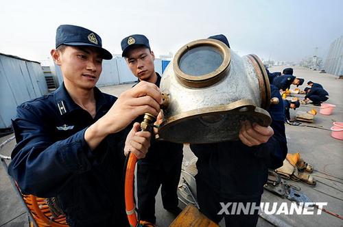 近日,海军北海舰队某机动救捞中队潜水员在黄海某海域进行的氦氧饱和