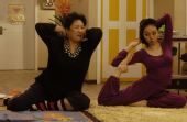 图：《乐活家庭》剧照 六姑学 瑜伽