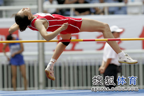 图文:09全运会田径测试赛 女子跳高身姿优美