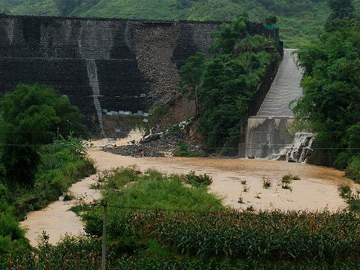 国内新闻 广西遭遇暴雨 卡马水库面临溃坝 09广西洪水消息 受连续多