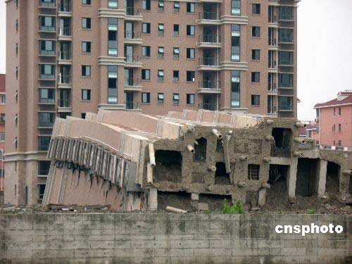 2009年7月2日,上海在建楼房"莲花河畔景苑"发生倒覆事故抢险工作持续