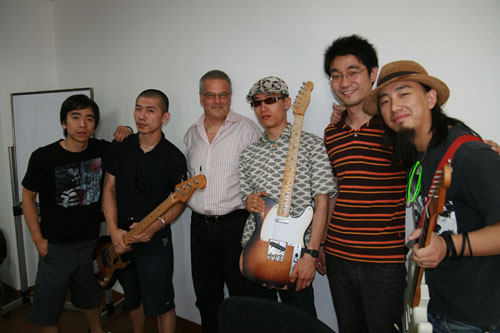 脑浊乐队与美国fender吉他全球销售代表及上海超音公司F品牌主管