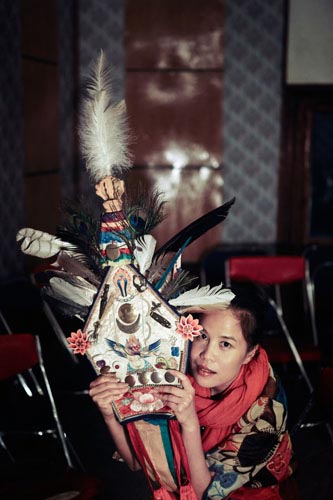 朱哲琴在西藏与帽子 摄影高远