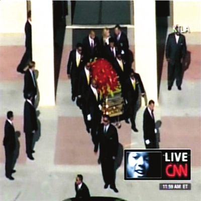 有媒体报道,迈克尔·杰克逊的遗体将封存在一樽灵柩中并被运抵悼念