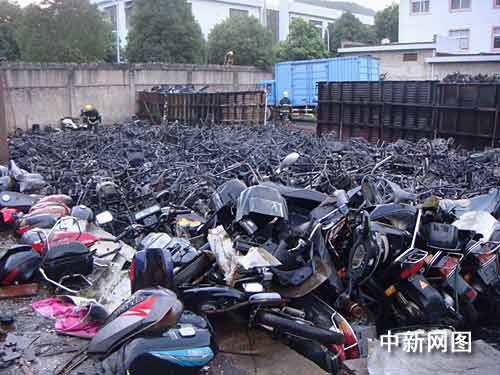 浙江宁海一公司发生大火 百辆废旧摩托车被焚
