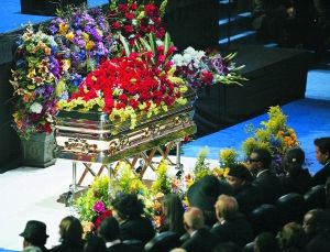 迈克尔杰克逊的灵柩被抬到现场接受歌迷瞻仰。