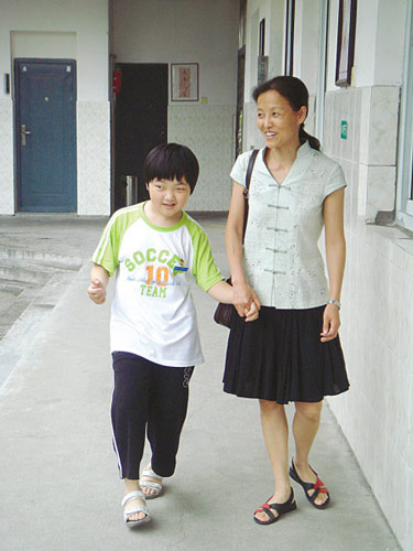 宁波大学教师不抛弃不放弃 抚养脑瘫女13年(图