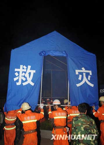 7月10日凌晨，消防官兵在云南省楚雄彝族自治州姚安县官屯乡官屯村为震区群众搭建好帐篷后准备抬到平地上。