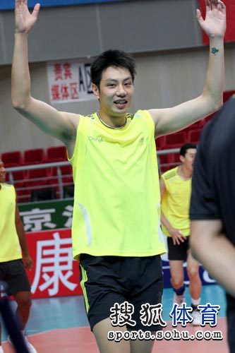 图文:中国男排备战世界联赛 于大伟轻松备战