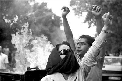 图文:伊朗反对派再示威 高呼打倒独裁者