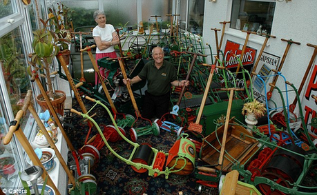 英国老人收藏365台割草机 每天更换新鲜不断(