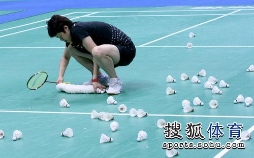 图文:中国羽毛球队训练 女双教练潘丽整理球