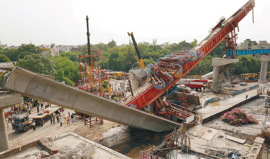 印度高架桥坍塌 5死20伤(图)