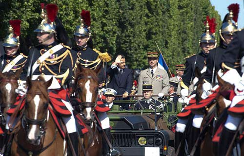 7月14日，法国迎来了一年一度的国庆日，总统萨科齐出席阅兵式。