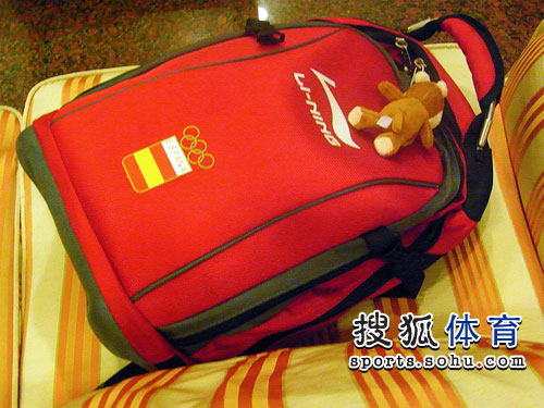 图文:夜访运动员酒店 西班牙队的李宁背包