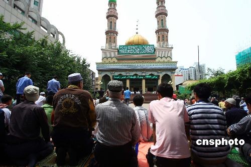 图文：乌鲁木齐穆斯林主麻日清真寺内做礼拜