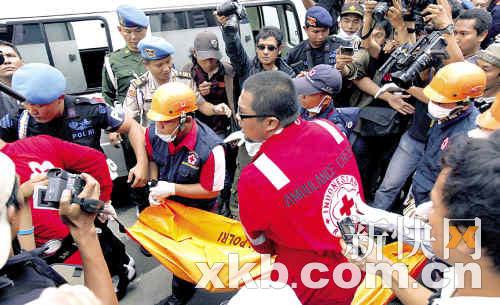 在印度尼西亚首都雅加达，救援人员从发生爆炸的万豪酒店里抬出一具遇难者遗体。新华社发