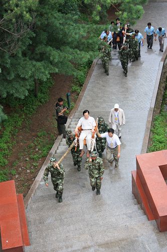 图文:元老赛决赛激战伊春 陈老坐滑竿来到赛场