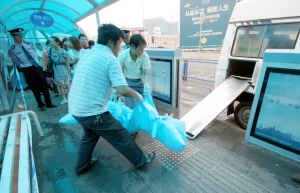 殡仪馆工作人员将死者拉走实习生杨帆/摄