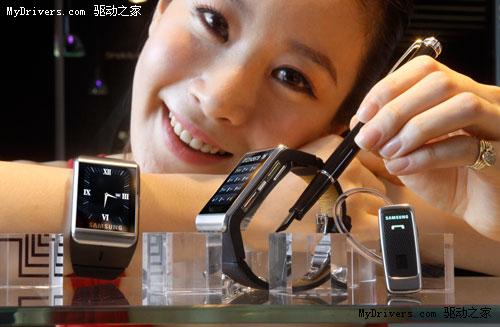 与LG竞争 三星推出世界最薄手表手机