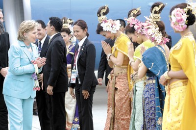 7月22日，美国国务卿希拉里抵达泰国普吉岛，出席东盟地区论坛。