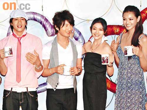 何润东（左起）、黄晓明、大S与林嘉绮，在杀青宴上举杯畅饮