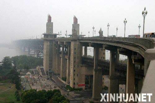 如今的南京长江大桥因不堪重负而日益苍老资料图片