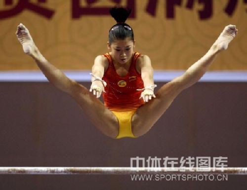 图文全国体操冠军赛开幕江钰源高低杠比赛中