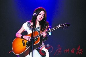 陈绮贞喜欢弹着吉他唱自己创作的歌