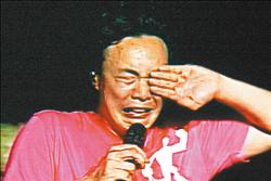 陈奕迅日前在演唱会上不禁悲从中来，怀疑和近期家庭失和有关。