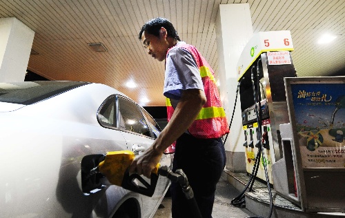国家发改委宣布汽柴油价格每吨降低220元(图)