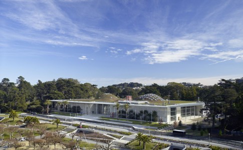 位于金门公园(golden gate park)的新加州科学院博物馆由伦佐 皮阿诺